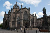 Центральное место занимает собор св. Джайлса , или еще встречается версия св. Эгидия). Святой Джайлс — покровитель калек и прокажённых, также считается покровителем Эдинбурга.