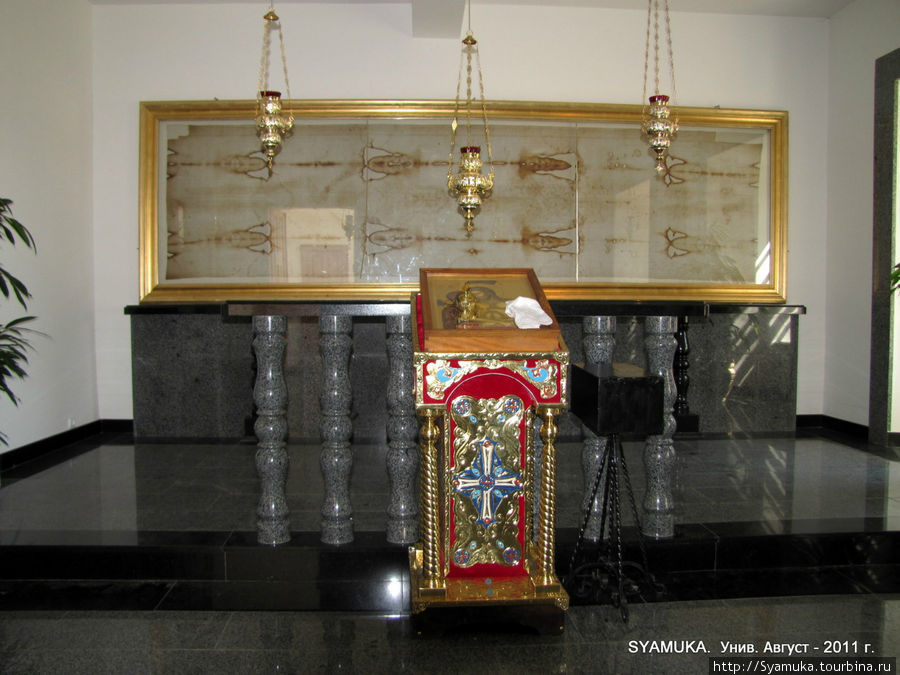 Копия Плащаницы — одной из самых почитаемых святынь в христианстве. Унив, Украина