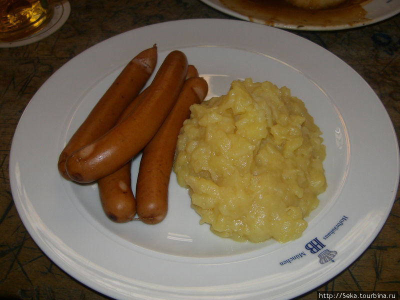 Vier Stück Wiener mit hausgemachtem Kartoffelsalat (венские сосиски с картофельным салатом) Мюнхен, Германия