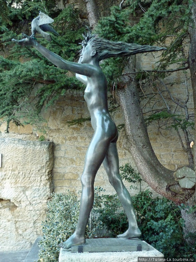 Статуя в саду