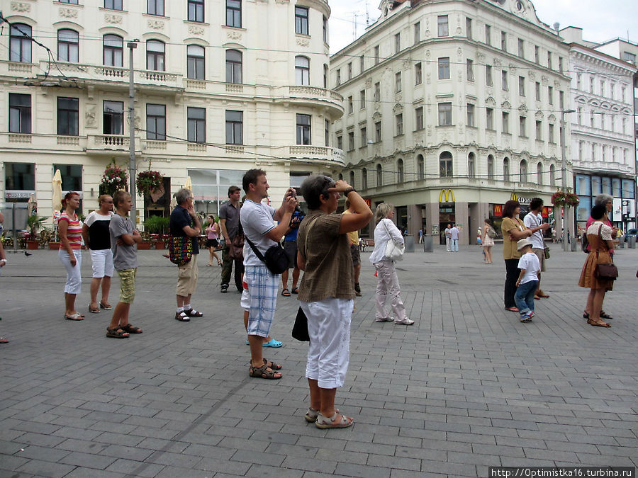 Странные часы, которые стреляют стеклянными пулями Брно, Чехия Странные часы, которые стреляют стеклянными пулями Брно, Чехия