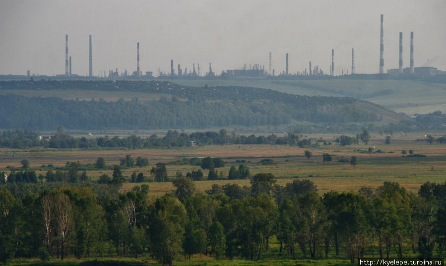 На горизонте — нефтеперерабатывающий завод в Нижнекамске Елабуга, Россия