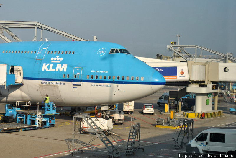 Все самолеты KLM именные. Самые крупные из них названы в честь городов. Перед вами Rio-de-Janeiro Амстердам, Нидерланды