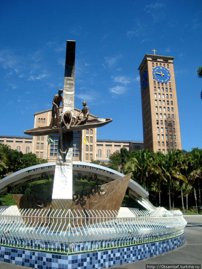 Монумент к легенде возникновения статуэтки. Апаресида, Бразилия
