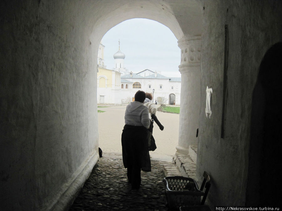 При входе в монастырь для женщин имеются платки и имитация юбок. Россия