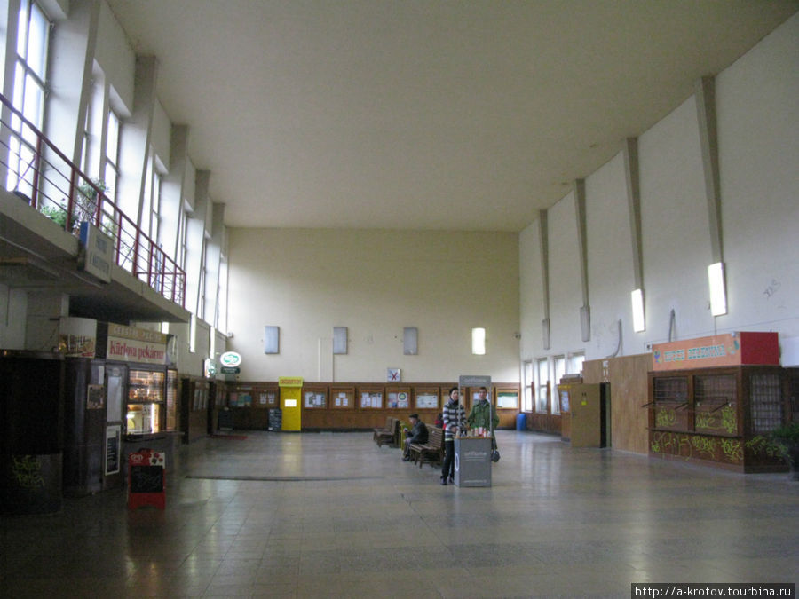 Вокзал Брно-северное внутри, не очень посещаемый вокзал (второстепенный) Чехия