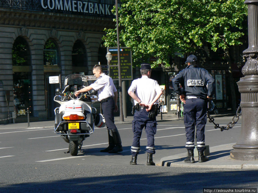Доблестные полицейские Парижа Париж, Франция