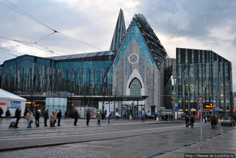 Новое здание Лейпцигского университета напоминает сильно осовремененный собор Лейпциг, Германия