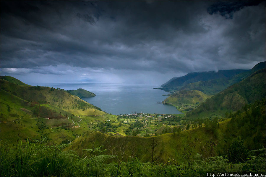 Тоба - крупнейшее вулканическое озеро в мире Суматра, Индонезия