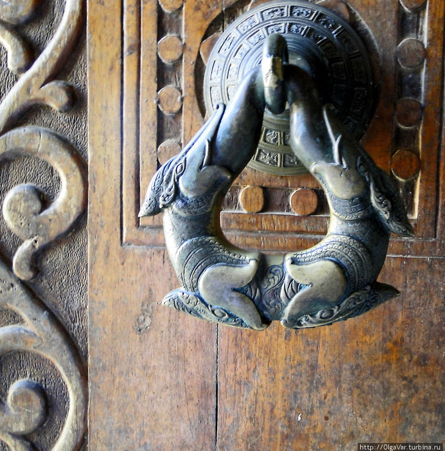 А вот двери производили впечатление старинных.А теперь отправляемся в музей... Анурадхапура, Шри-Ланка