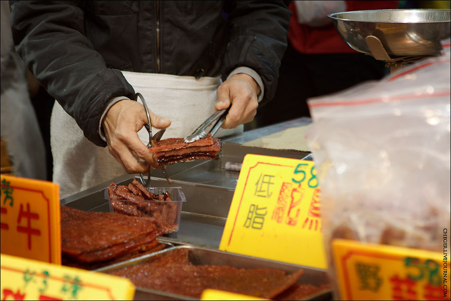 Мне больше всего понравилось вот такое мясо, по-моему вяленое и раскатанное в пластинки. Невероятно вкусное и нежное. Позже нашел такое в Гонконге, но уже в три раза дороже! Мне больше всего понравилось вот такое мясо, по-моему вяленое и раскатанное в пластинки. Невероятно вкусное и нежное. Позже нашел такое в Гонконге, но уже в три раза дороже!