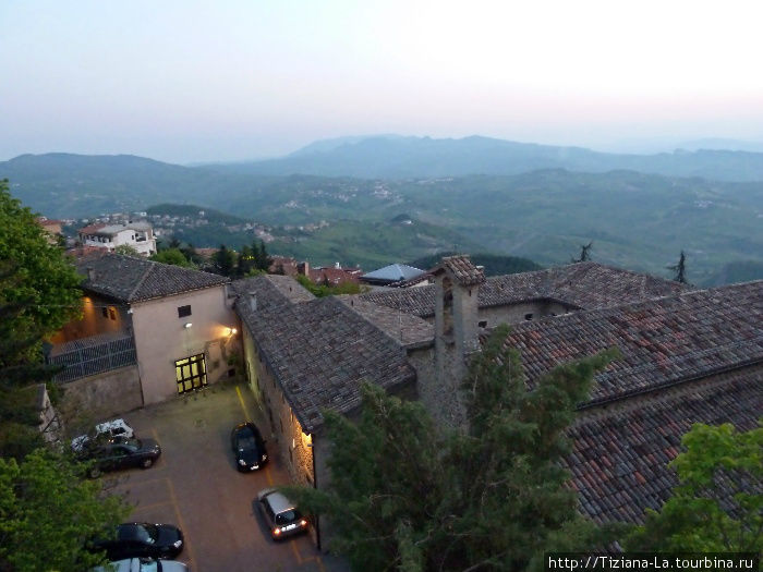 Панорама внутреннего двора одного из отелей со стены центральной площади Панорама внутреннего двора одного из отелей со стены центральной площади