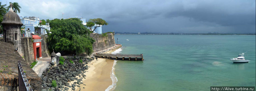 Вид с крепостной стены на большую акваторию бухты Сан Хуана. Крепостные стены уже много столетий охраняют кварталы города от приливных волн и вражеских кораблей. Но теперь ещё и радушно принимают туристические яхты. Пуэрто-Рико