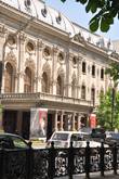 Тбилисские театры, мимо которых лежит наш путь, прославили Грузию далеко за ее пределами.
Это здание в стиле барокко — театр имени Руставели, неподалеку — Театр оперы и балета.