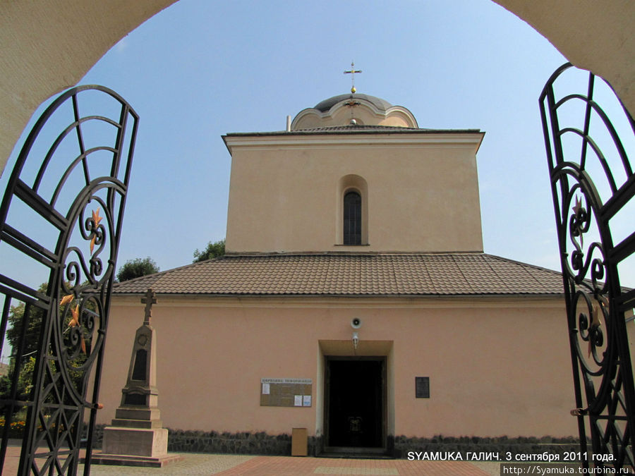 Ворота у входа в церковь открыты. На церковном дворе тихо и пустынно. Галич, Украина
