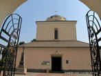 Ворота у входа в церковь открыты. На церковном дворе тихо и пустынно.