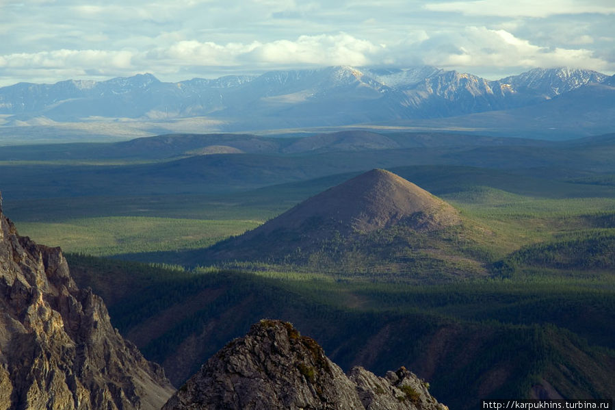 Здесь вход в Омулёвское среднегорье. На дальнем плане горы Улахан-Чистай. Конусообразная вершинка находится рядом с базой. Артём называет её пикушкой. Магаданская область, Россия