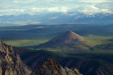 Здесь вход в Омулёвское среднегорье. На дальнем плане горы Улахан-Чистай. Конусообразная вершинка находится рядом с базой. Артём называет её пикушкой.