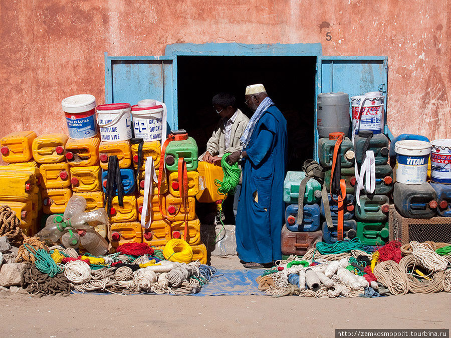 Рынок в Нуадибу. В прибрежных городах Мавритании можно часто встретить китайцев, работающих на рыболовецких судах в здешних водах. Мавритания