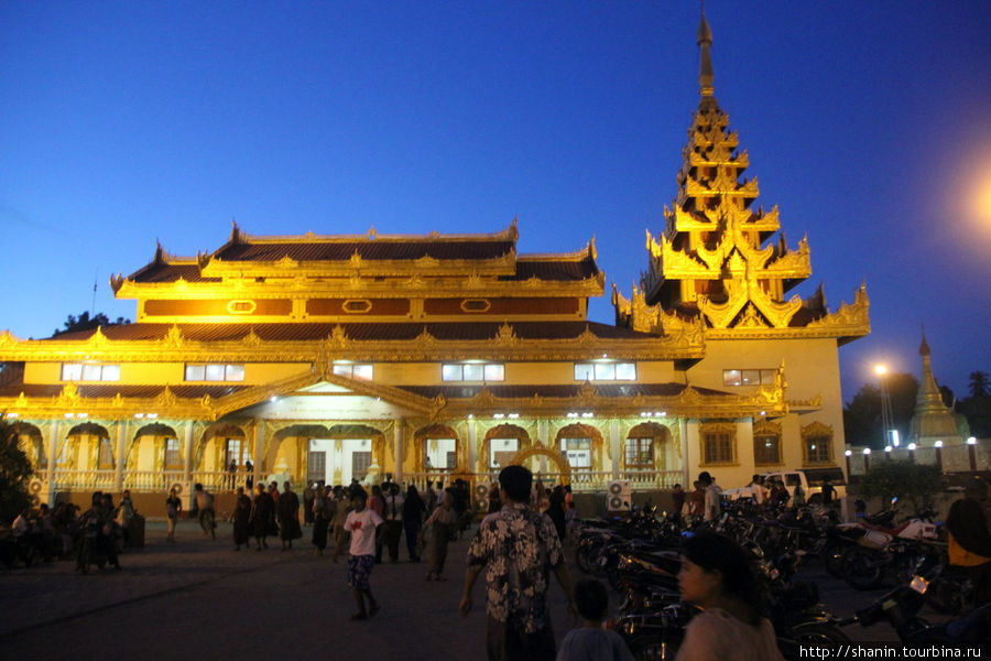 Ночью в пагоде Монива, Мьянма Ночью в пагоде Монива, Мьянма