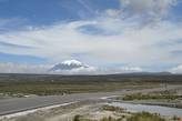 Развилка на Пуно и Арекипу с великолепным вулканом Мисти на горизонте