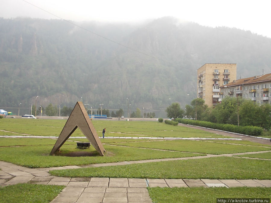 памятник палатке, с которой началось строительство города Дивногорск, Россия