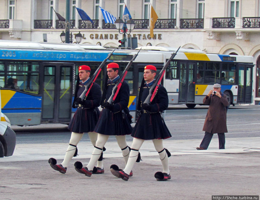 Эвзоны идут по площади на смену караула Афины, Греция