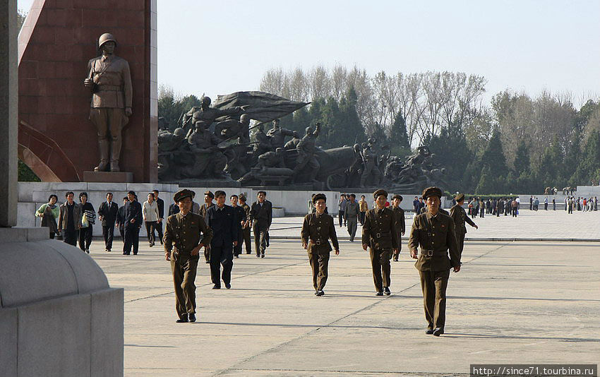 5. Посередине города раскинулся Монумент Освободительной Победоносной Войны 1950-1953 гг. Так в Северной Корее называют то, что во всем остальном мире называтся Корейской Войной 1950-1953 гг. 
Открыт он был в 1993 году в ознаменование 40-летия того что в Северной Корее считается победой. 
Война в Северной Корее называется Освободительной т.к.  официальная версия утверждает, что американские империалисты и их корейские марионетки напали первыми.

Победоносной, потому что ... Как ещё может называться война под командованием Великого Вождя? Пхеньян, КНДР