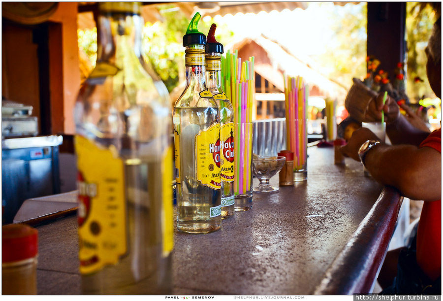 Всех туристов останавливают у той или иной придорожной кафешки. Эдакий первый старт в мир кубинских коктейлей. Тут, обычно, очень вкусная пино-колада (2,5 cuc). Когда подносят смесь из фруктов и в ней не оказывается рома, возникает логичный вопрос: а где ром ? На что получаешь ответ: лей сколько хочешь, вон бутылка. Стоимость 0.7 havana club 1 и 3 года для туристов: 0,95 cuc(30 рублей) и 1.25 cuc(45 рублей), для местных еще дешевле. Всех туристов останавливают у той или иной придорожной кафешки. Эдакий первый старт в мир кубинских коктейлей. Тут, обычно, очень вкусная пино-колада (2,5 cuc). Когда подносят смесь из фруктов и в ней не оказывается рома, возникает логичный вопрос: а где ром ? На что получаешь ответ: лей сколько хочешь, вон бутылка. Стоимость 0.7 havana club 1 и 3 года для туристов: 0,95 cuc(30 рублей) и 1.25 cuc(45 рублей), для местных еще дешевле.
