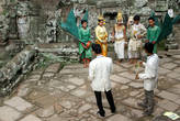 Ряженые в храме Байон