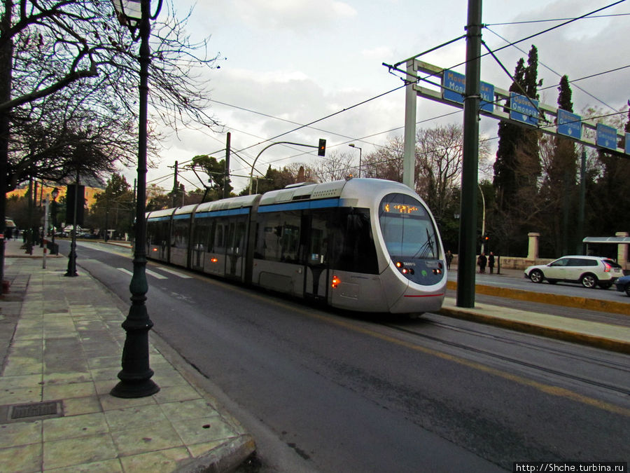 В Афинах одна линия трамвая, пущена в 2004 году к Олимпиаде. Афины, Греция