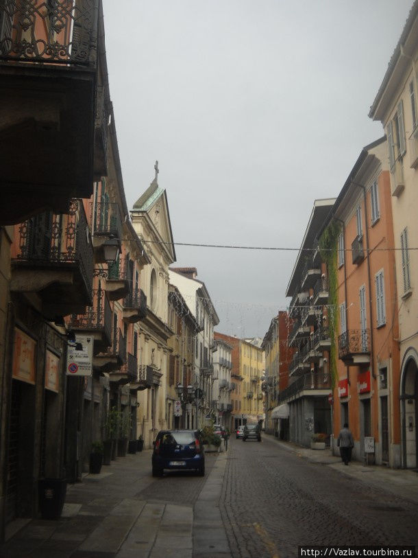 Улица нарядных фасадов Алессандрия, Италия