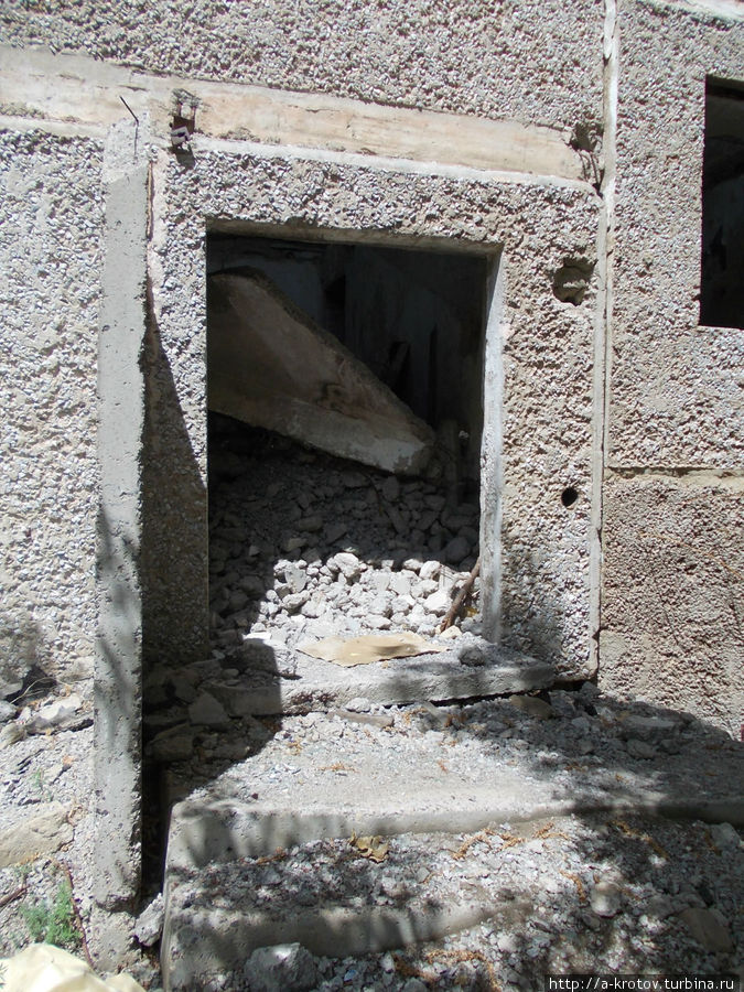 внутри всё сломано — лестницы все разбиты охотниками за металлом Аркалык, Казахстан