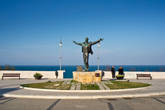 На берегу моря стоит памятник Доменико Модуньо, который написал знаменитую песню “Volare”