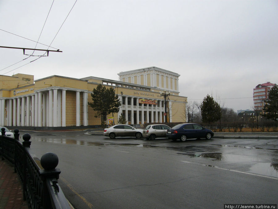 Дом Офицеров — слева от Комсомольской площади. Хабаровск, Россия