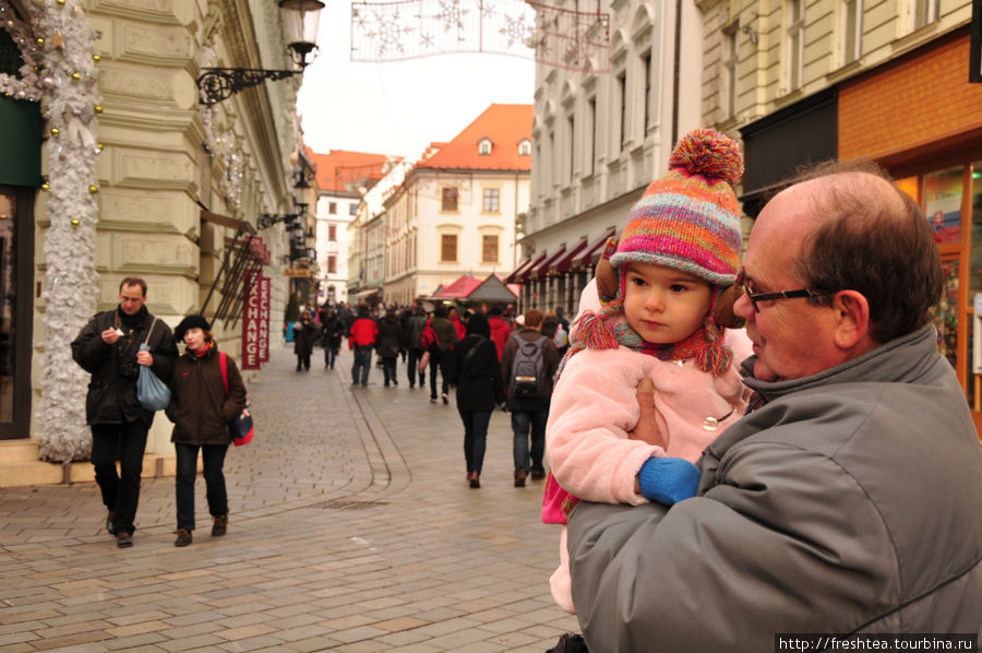 За неделю до Рождества все пути ведут к Ратушной площади, где гудит Рождественский рынок сувениров ... Братислава, Словакия