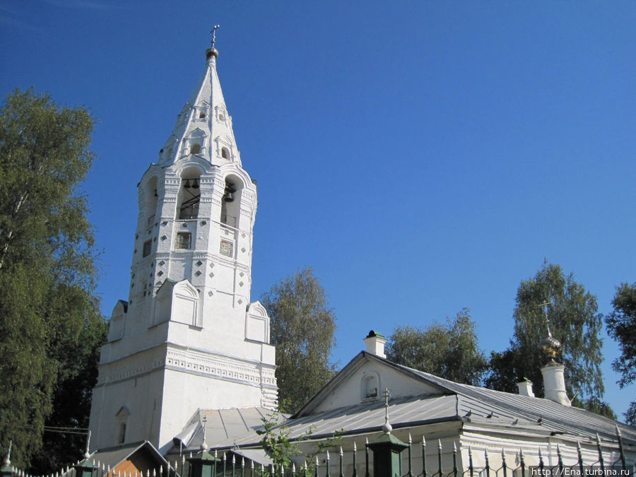 Изящная свечка-колокольня Покровской церкви. Тутаев, Россия