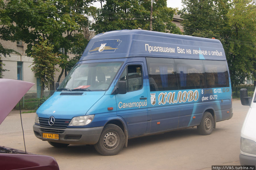 Недалеко от Порхова — санаторий Хилово. Автобусы доставляют отдыхающих из райцентра в санаторий. Порхов, Россия