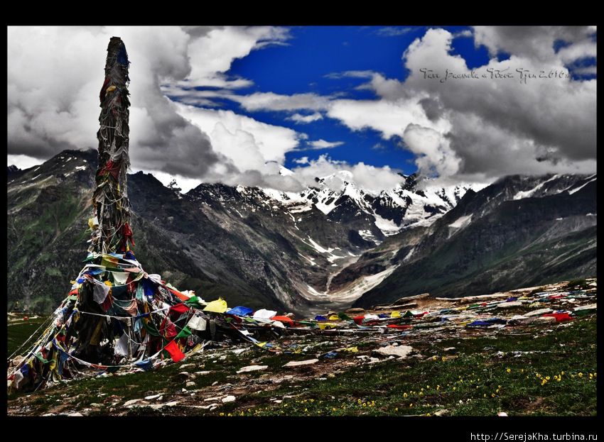 Все перевалы украшены тибетскими флажками Штат Джамму-и-Кашмир, Индия