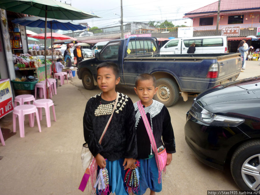 Рынок в г. Мэ Салонг. Дети народности Акка. Таиланд