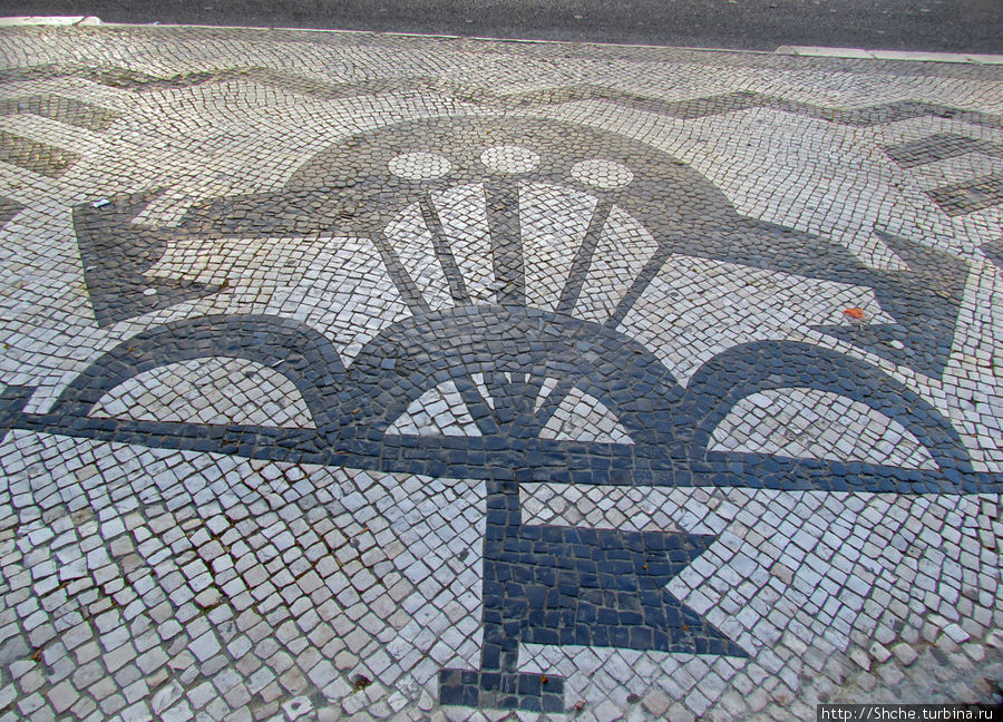 Почти весь тротуар вымощен примерно так Лиссабон, Португалия
