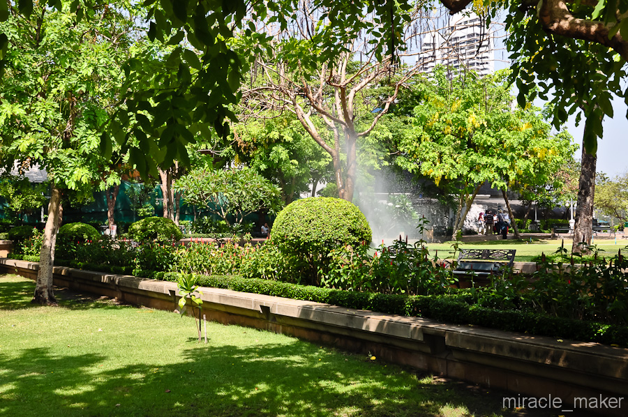 Рядом с фортом разбит чудесный парк Сантичайпракан. Здесь спокойно можно поваляться в тени, на аккуратно подстриженом газоне. Бангкок, Таиланд