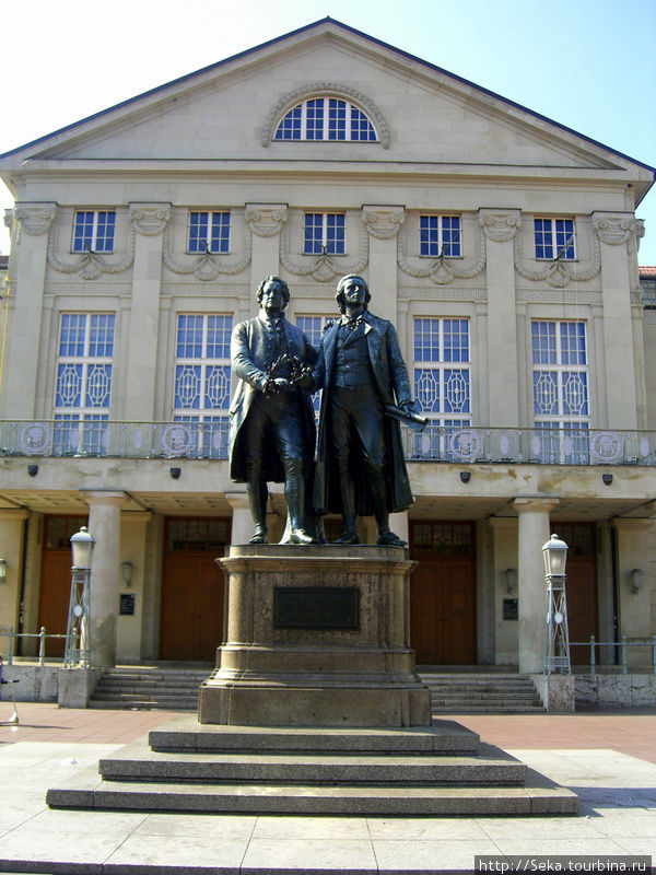 Памятник Гете и Шиллеру перед зданием Национального театра Веймар, Германия