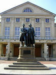 Памятник Гете и Шиллеру перед зданием Национального театра