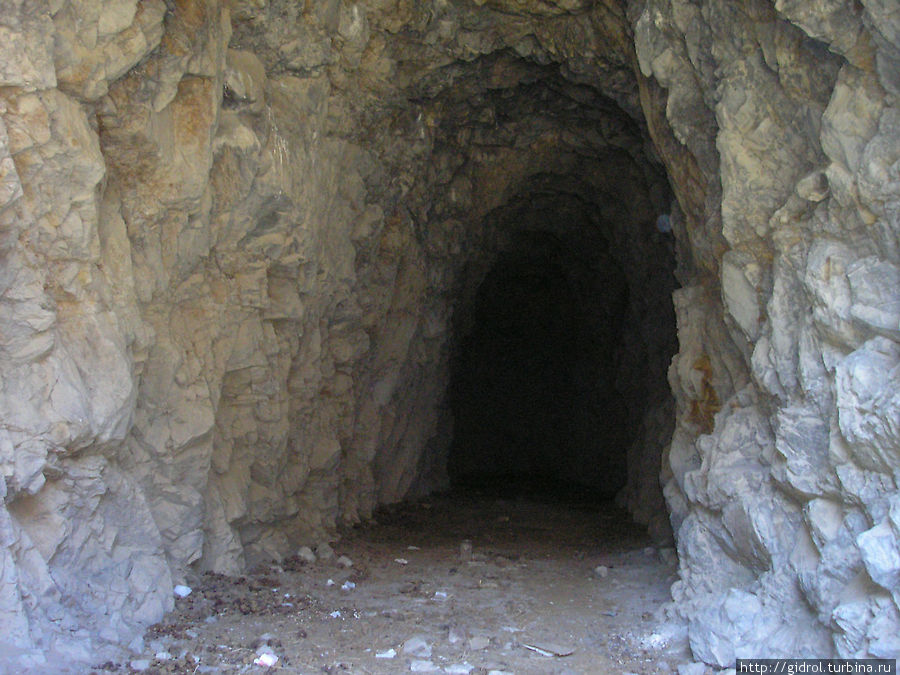 Тунель-ниша вдоваемая в скалу на 40 м. Зайсан, Казахстан