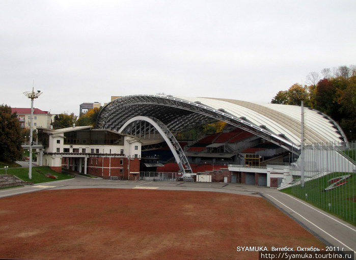Долгожданная крыша — ажурная металлическая конструкция, теперь надежно закрывает от непогоды пришедших не праздник. Витебск, Беларусь
