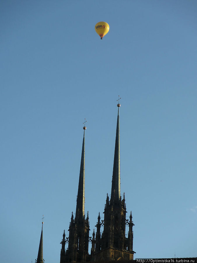 Вид на башни собора  св. Петра и Павла от Капустного рынка Брно, Чехия