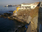 Последний день на Мадейре. Утро. На подходе к городскому пляжу. В порту стоит круизный лайнер, та самая Коста Конкордия, которая затонула в январе 2012 у берегов Италии. Снято на телефон.
