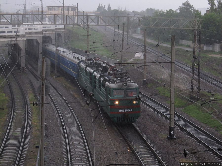 Прячясь от проливного дождя под Новосёловким мостом Харьков, Украина