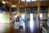 В молельном зале главной пагоды монастыря Пхаунг Дау У